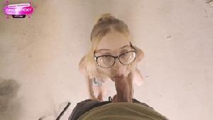 欧美白虎眼镜反差嫩妹【DreamFoxy】视频开头我以为在打绝地求生……这个反差妹戴着眼镜给你第一视角口！